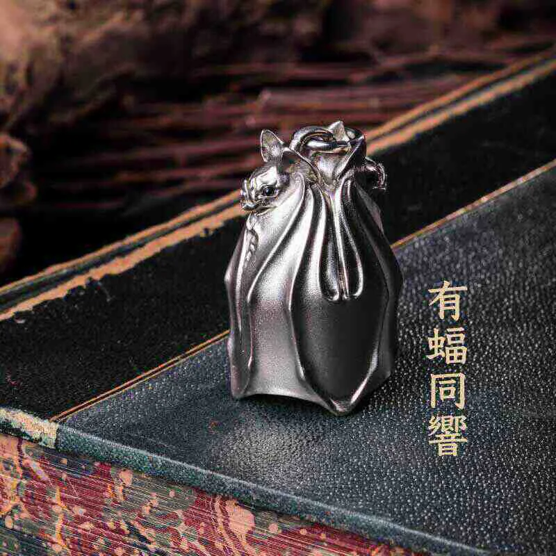 Llavero táctico murciélago de cobre con campanilla - imagen 3