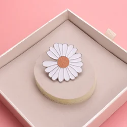 Alfiler esmaltado margaritas – Broche floral para vestir