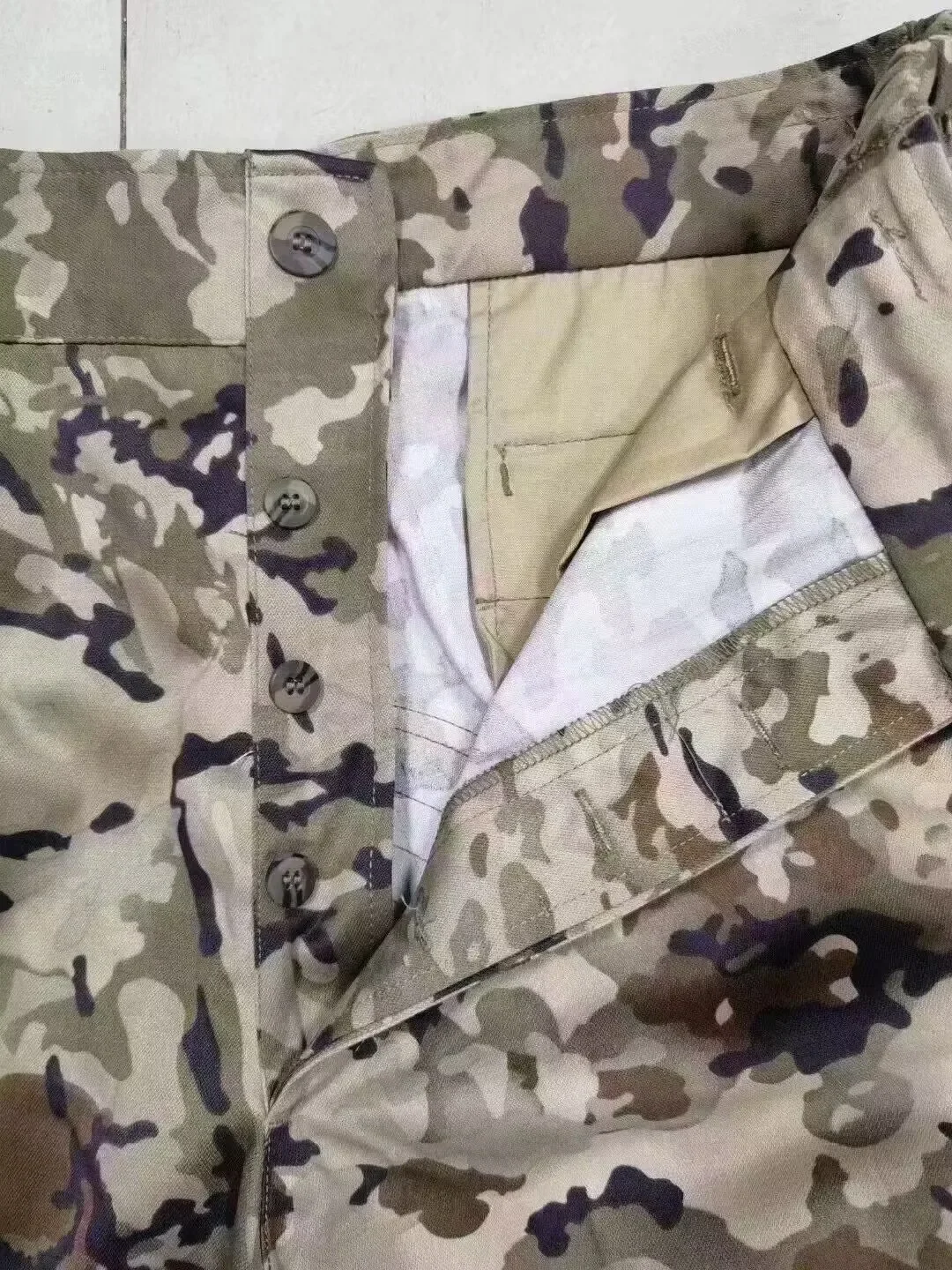 Conjunto de camuflaje con diseño tipo jungle