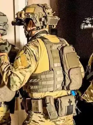 Kit táctico visto desde ángulo superior contodos los elementos organizados