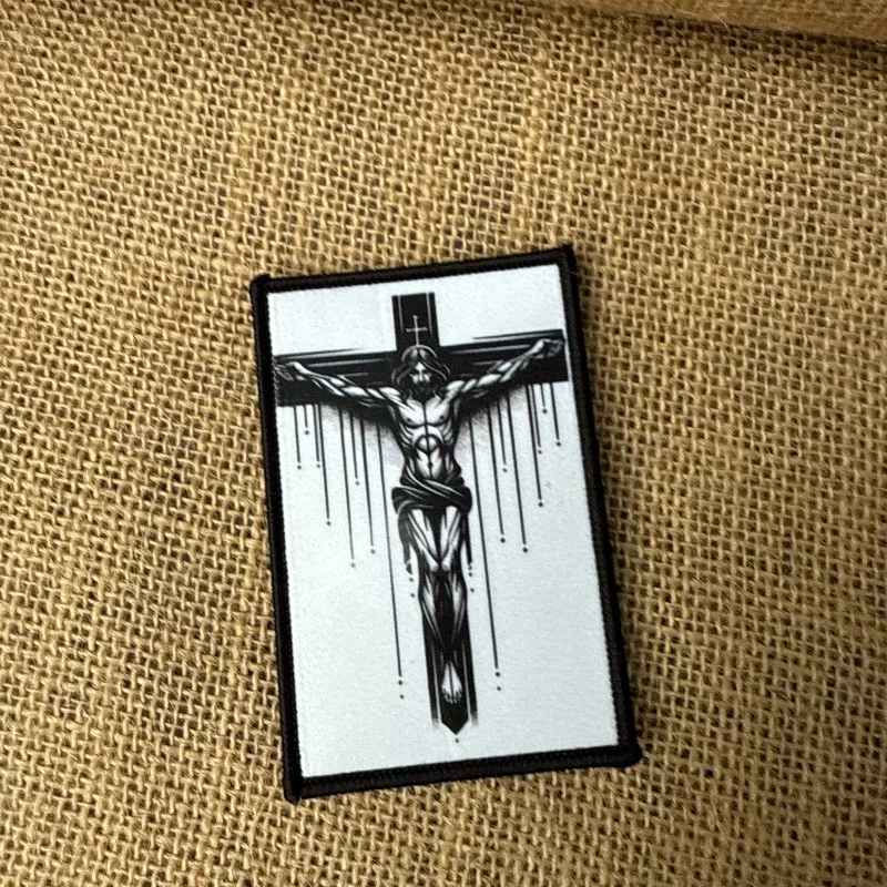 Parche táctico Cruz de Jesús velcro blanco y negro para mochila - imagen 4