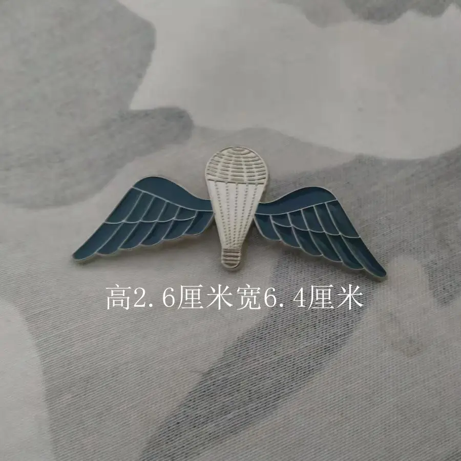 Detalle del acabado metálico de la insignia táctica