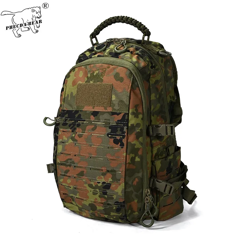 Vista frontal de la mochila táctica Flecktarn con corte láser