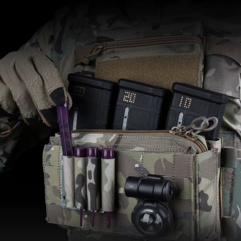 Detalle del sistema MOLLE para enganchar al chaleco