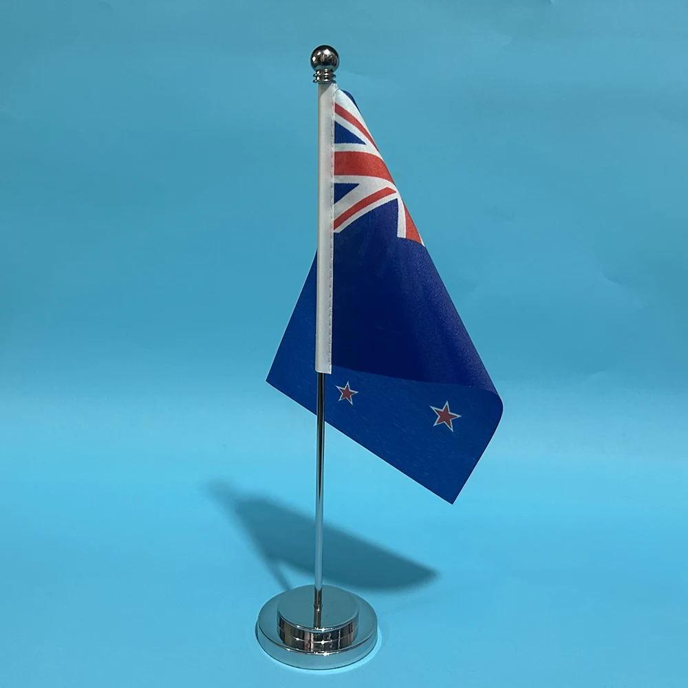 Bandera colocada en escritorio con otros objetos