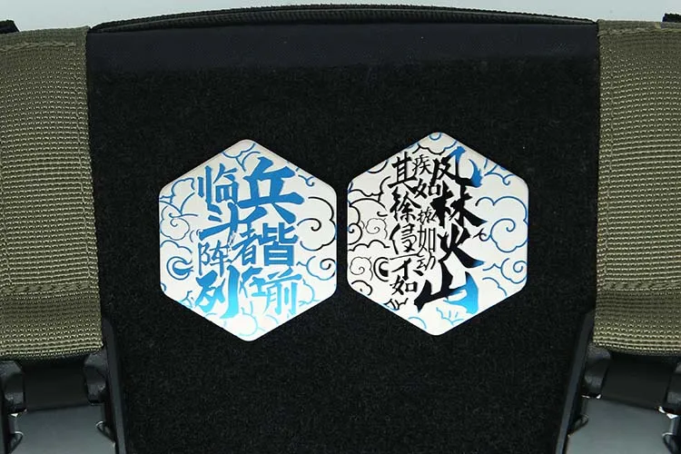 Parche Furinkazan mostrando su diseño hexagonal y grabado láser