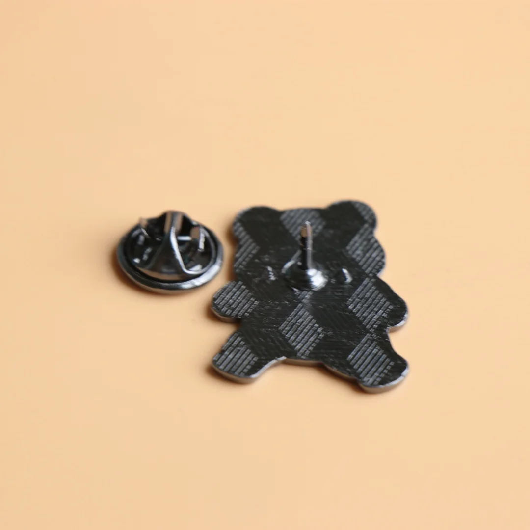 Broche aplicado en una prenda o mochila
