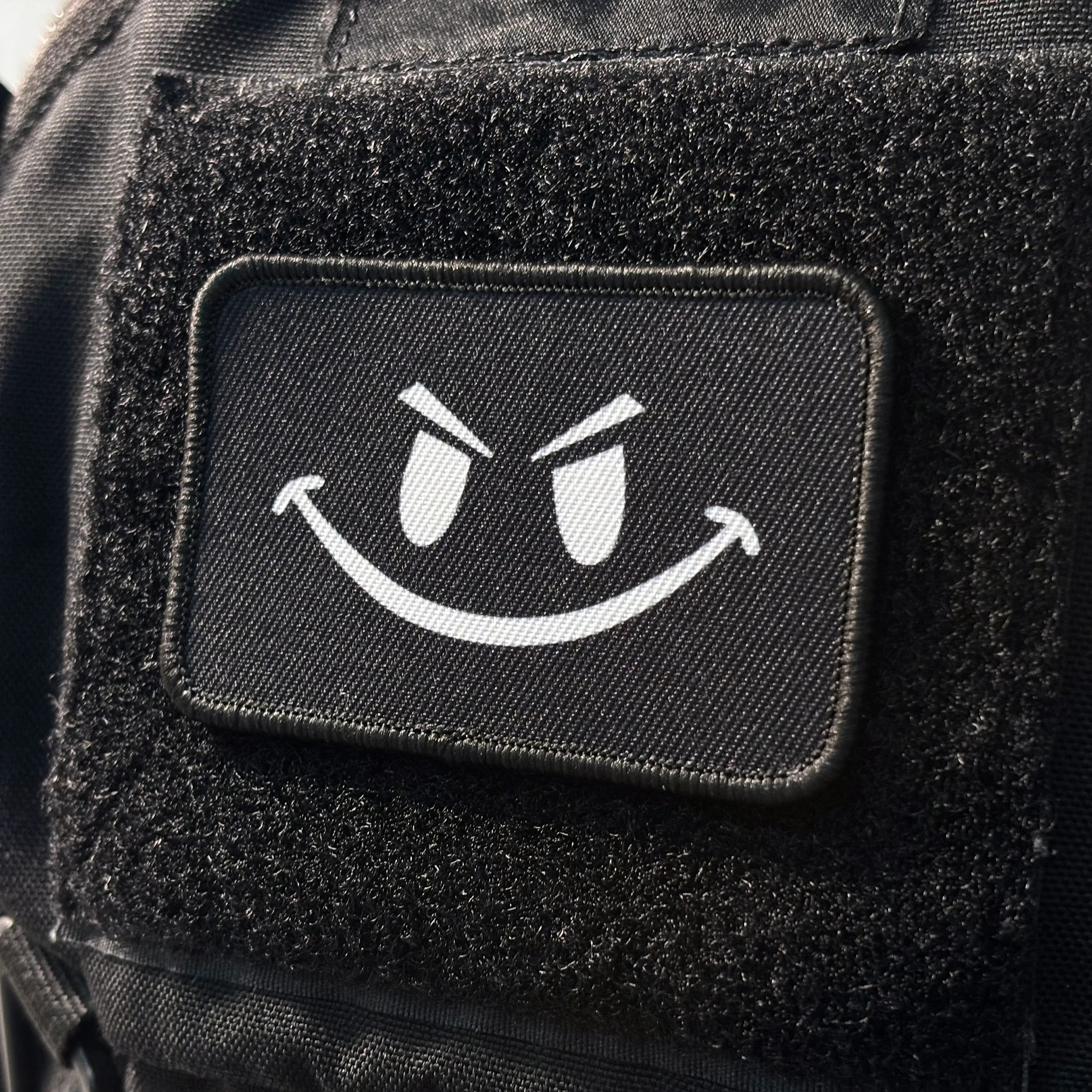 Parche táctico bordado cara sonriente malvada meme con velcro - imagen 5
