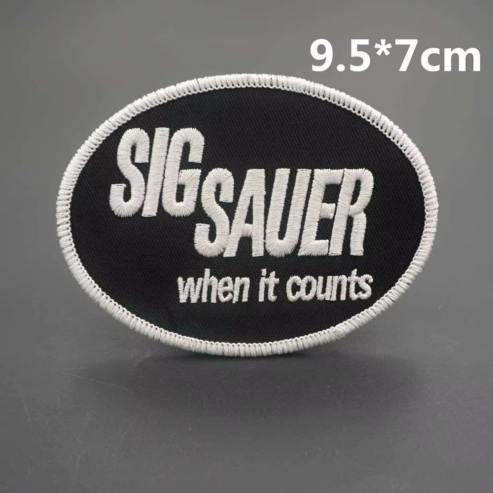 Parche SIG SAUER reverso mostrando el sistema de gancho