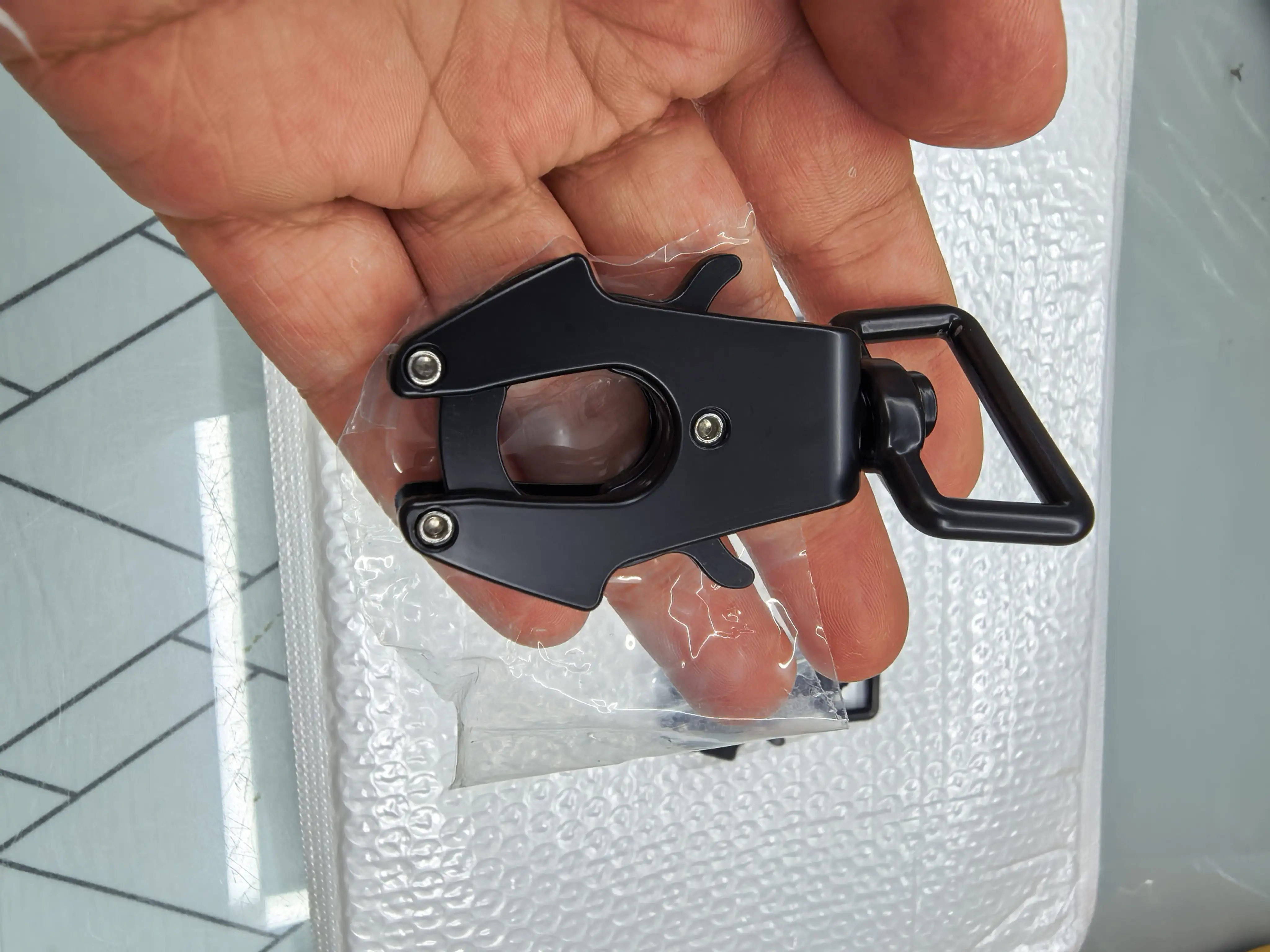 Mosquetón metálico resistente para actividades al aire libre