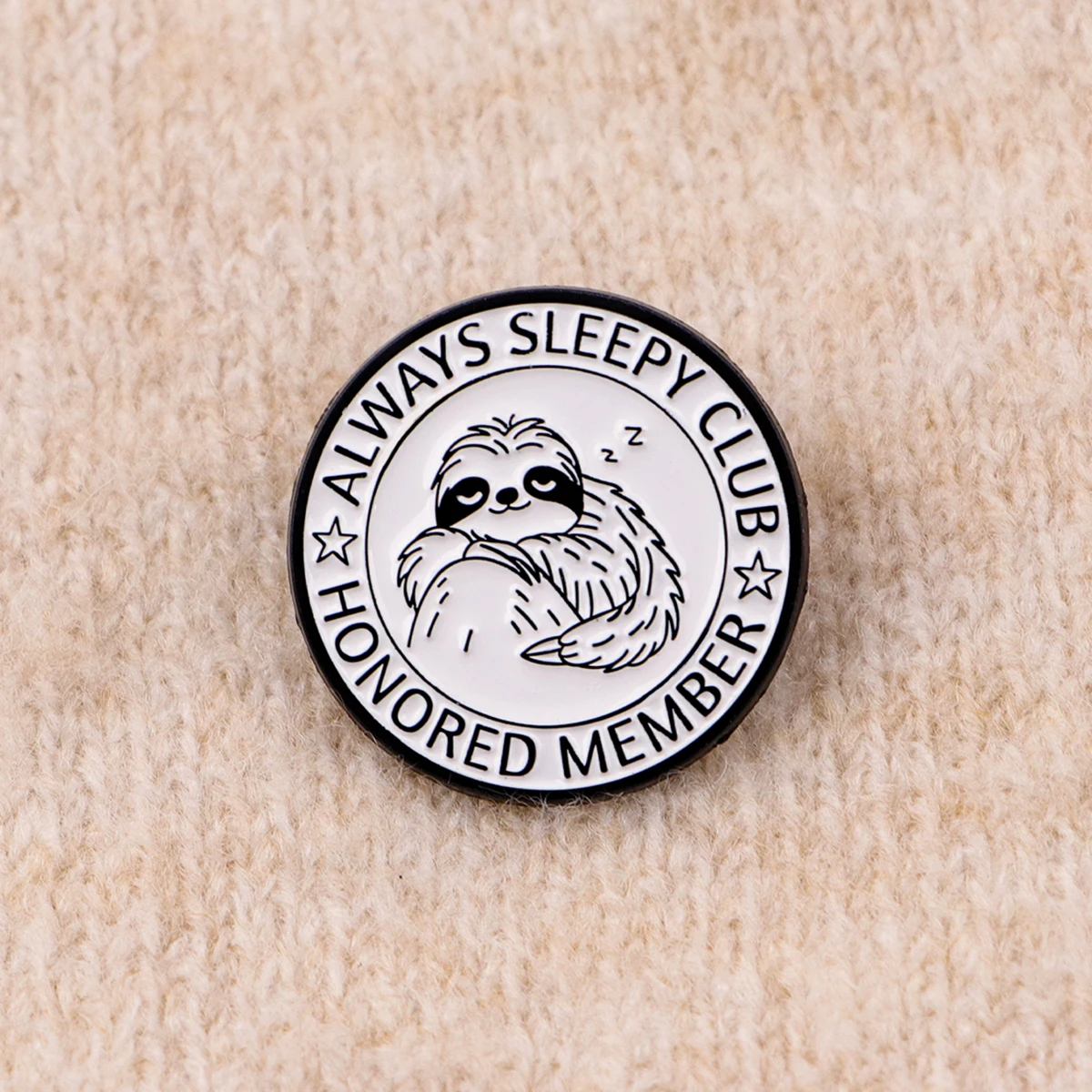 Pin de esmalte Always Sleepy Club con perezoso, broche - imagen 4