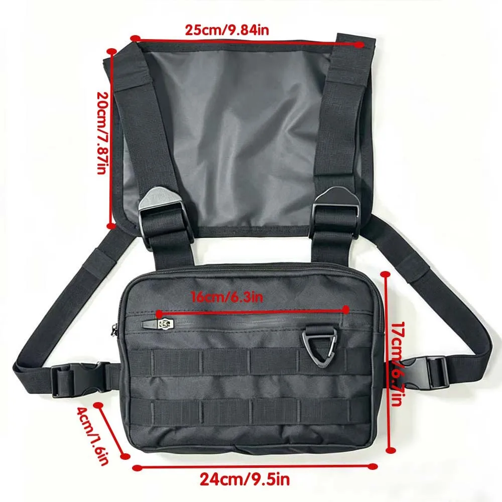 Bolsa táctica de pecho en uso para actividades al aire libre