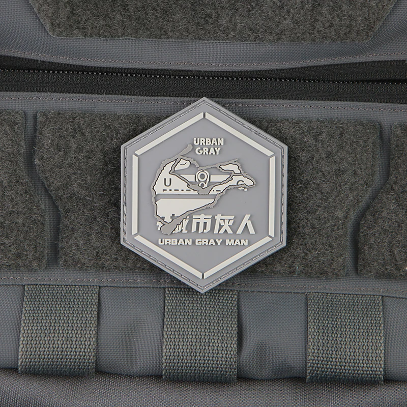 Parche PVC 3D táctico hexagonal gris urbano para ropa y mochila - imagen 5