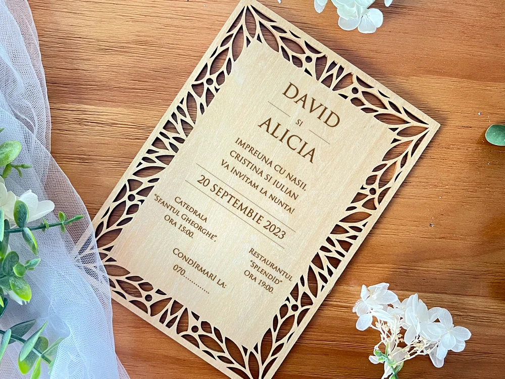 Invitación de madera con diseño de corte láser