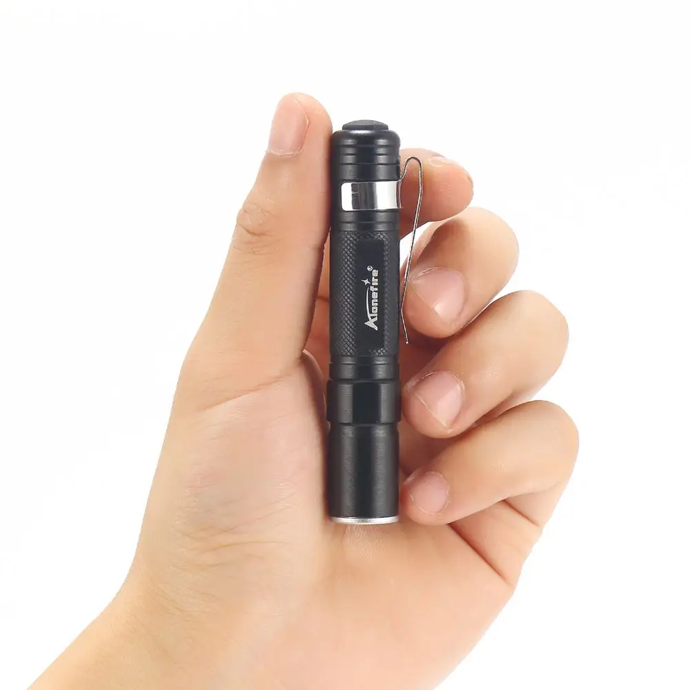 Linterna táctica LED XPE con zoom ajustable compacta portátil - imagen 4
