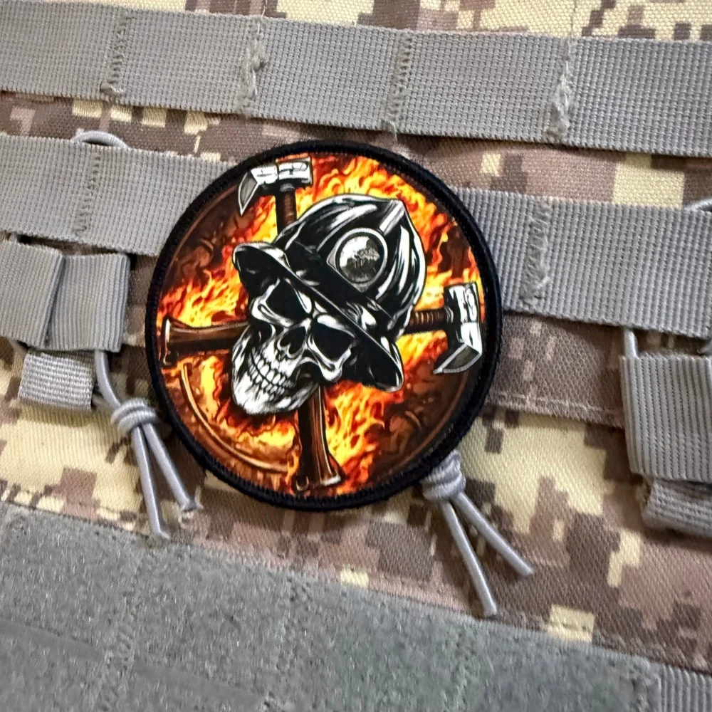 Parche táctico bomberos hachas cruzadas con Velcro para casco - imagen 2