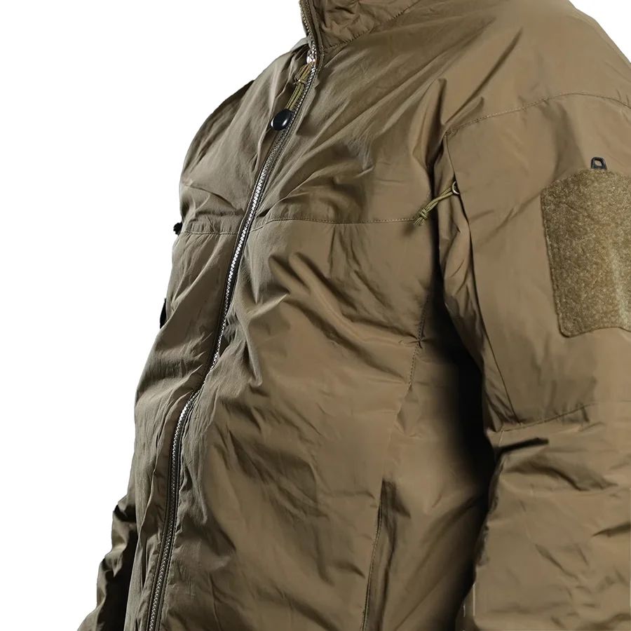 Chaqueta táctica de algodón en uso, vista trasera