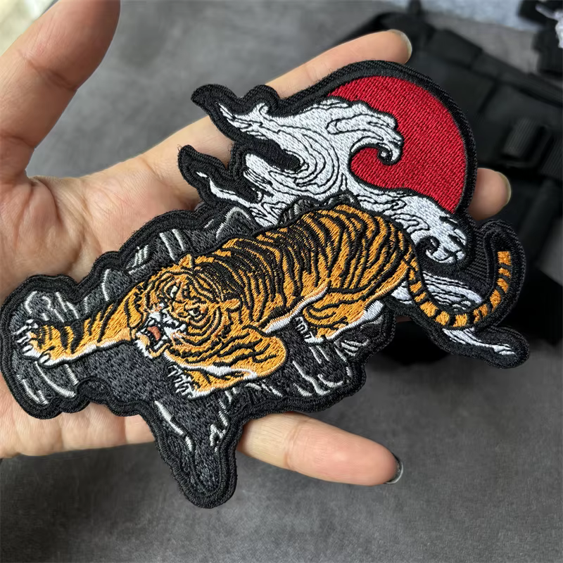 Parche de moral táctico bordado luna sangre tigre agachado con gancho - imagen 5