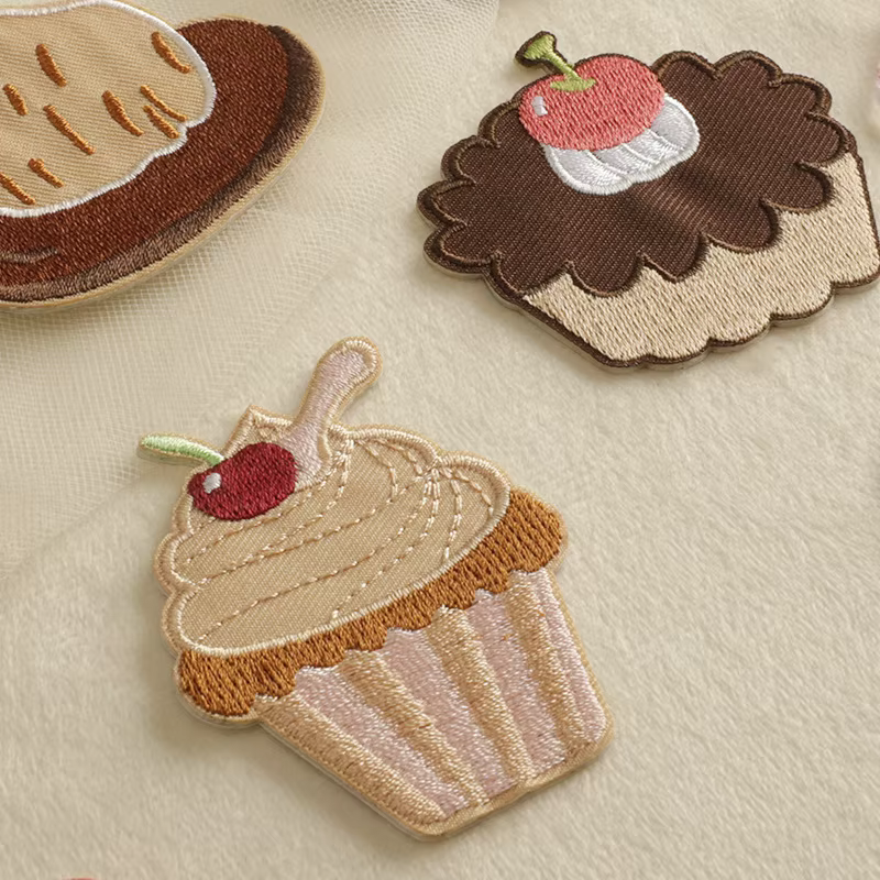 Parche bordado artesanal para pastel – Aplique DIY en postres y ropa - imagen 4