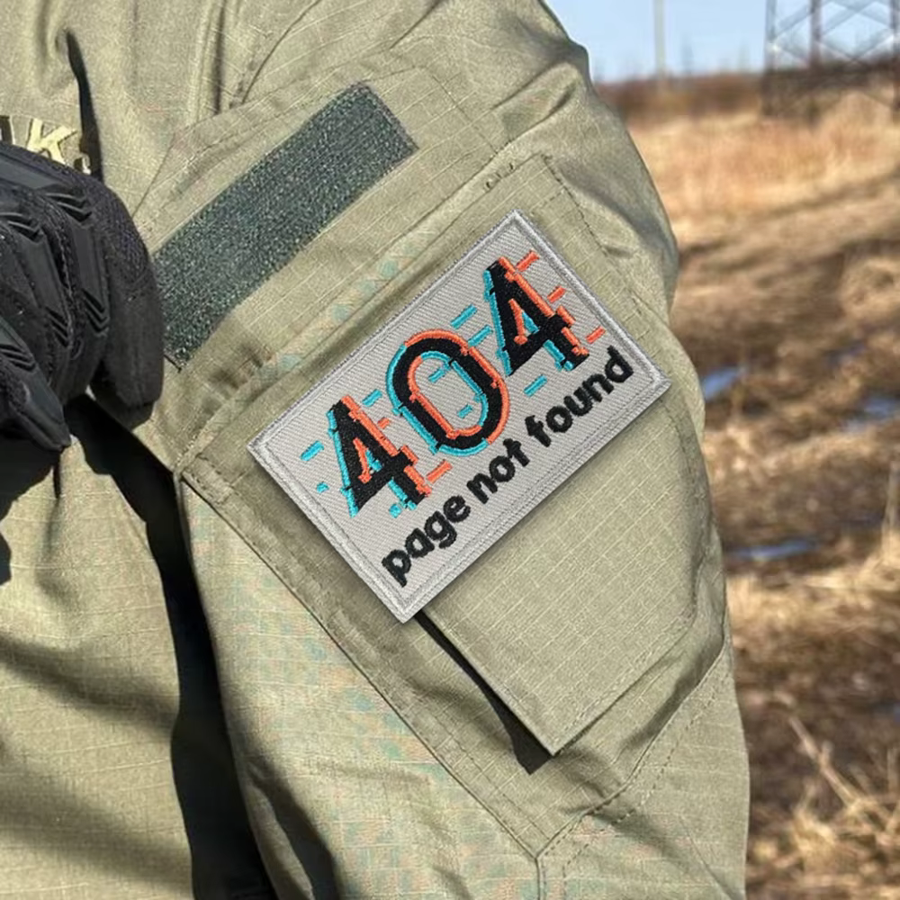 Parche táctico bordado con diseño 404 en fondo negro