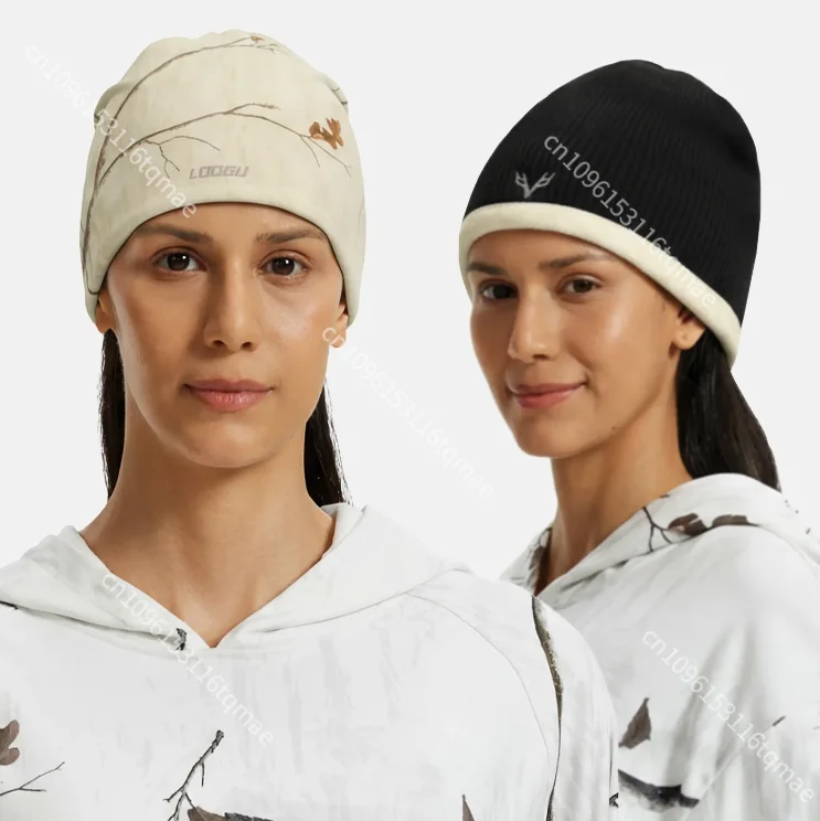 Gorro térmico de camuflaje doblado mostrando ambas caras