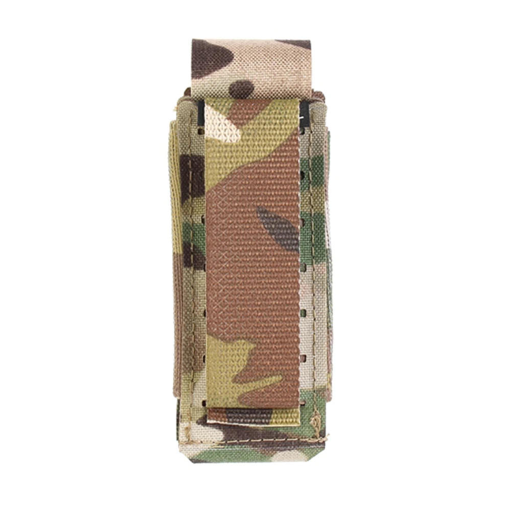 Bolsa táctica sujeta a chaleco Molle en uso outdoors