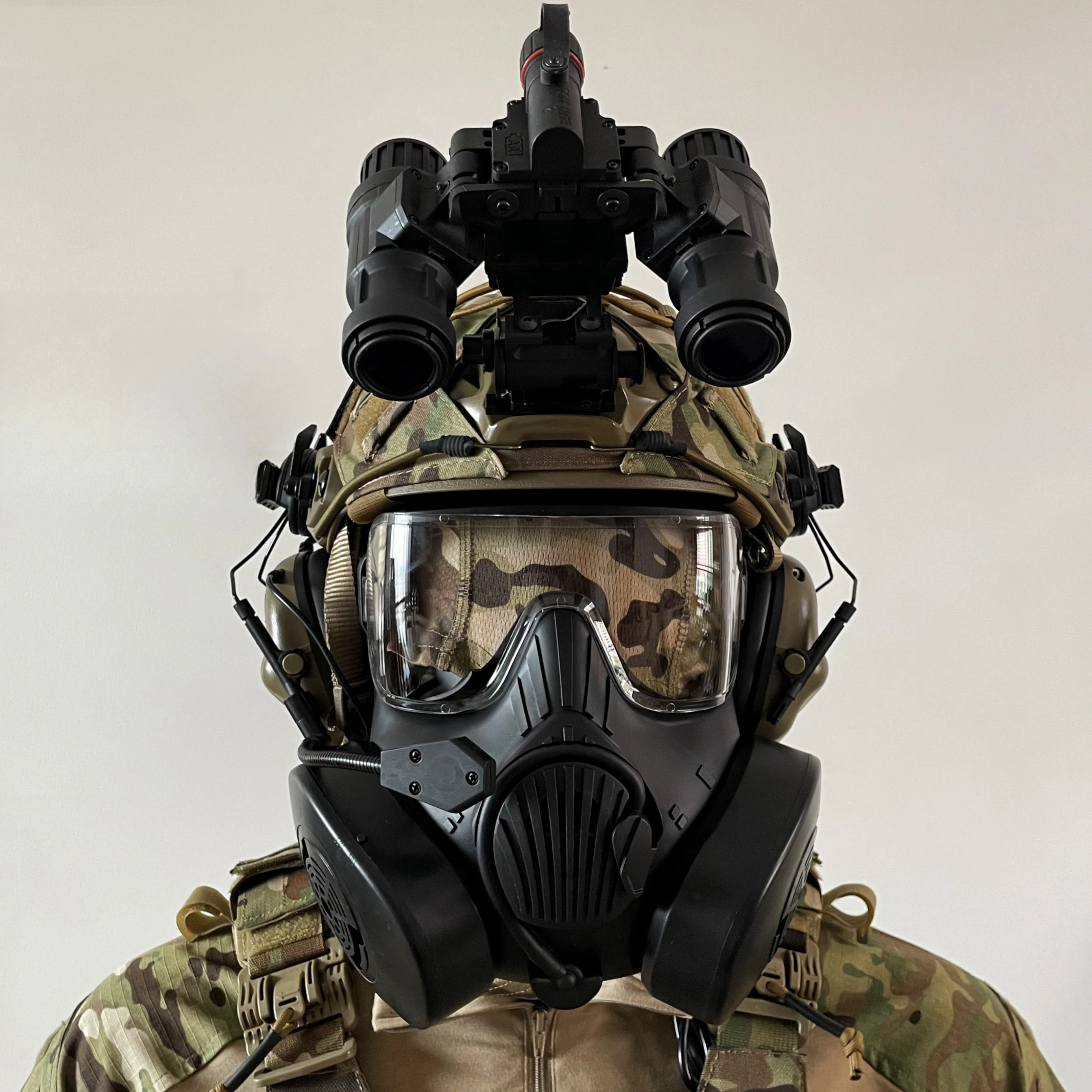 Máscara táctica ajustada al casco mostrando cobertura facial