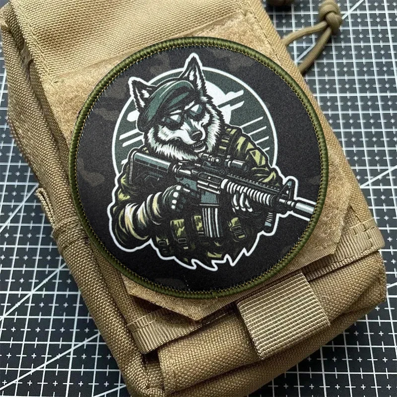 Parche táctico lobo con velcro para mochila y chaqueta exterior - imagen 4