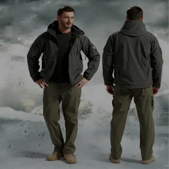 Chaqueta táctica softshell con estética camuflada