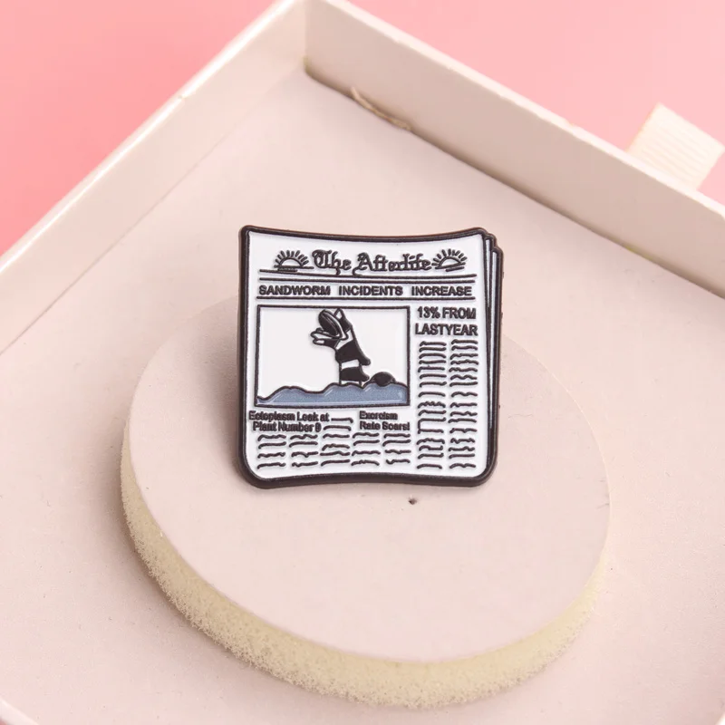Pin esmaltado humor gótico de periódico El Mundo de los Muertos - imagen 5