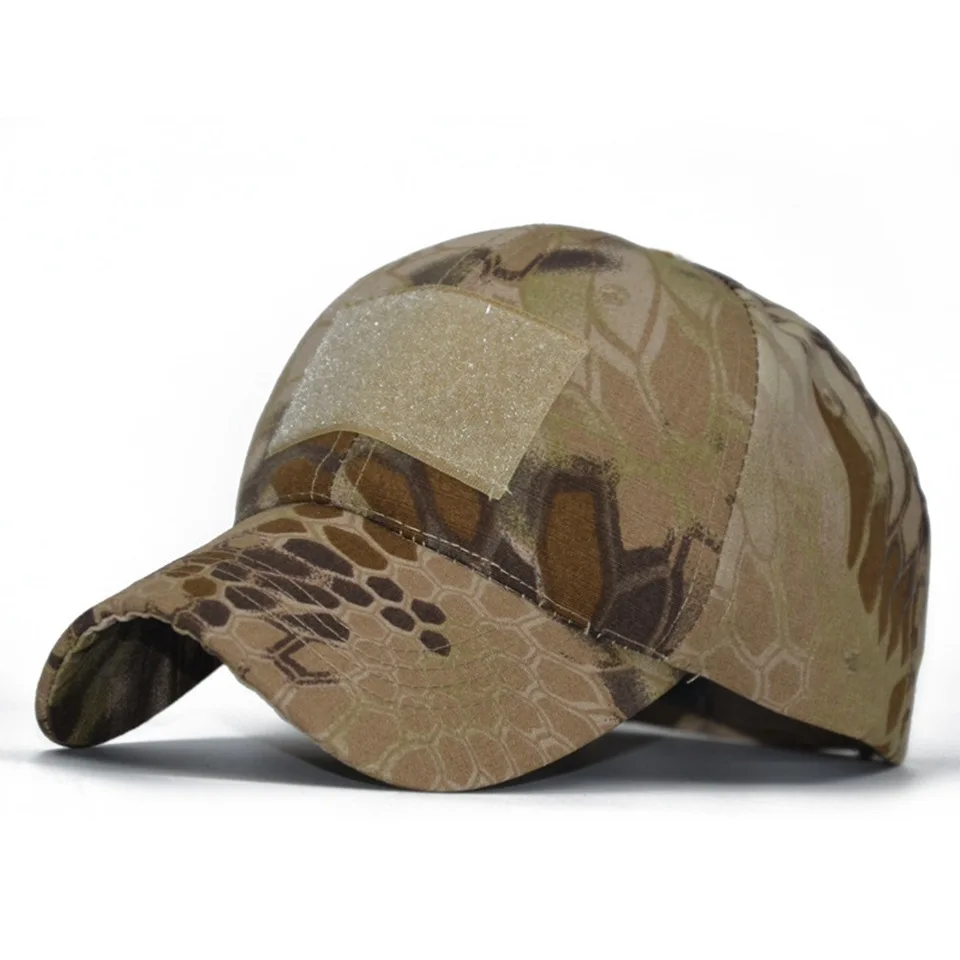 Gorra táctica usada en entorno de senderismo