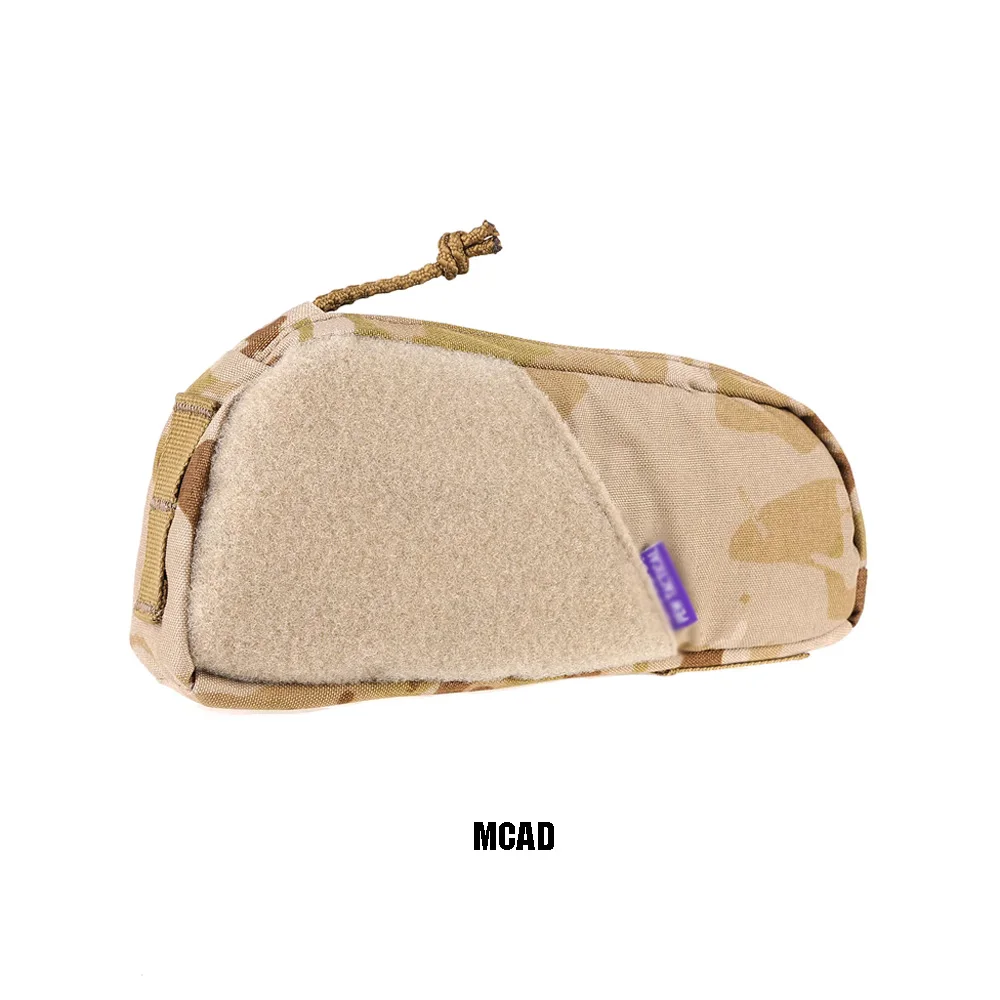 Vista trasera del bolso táctico mostrando las costuras reforzadas y la estructura resistente