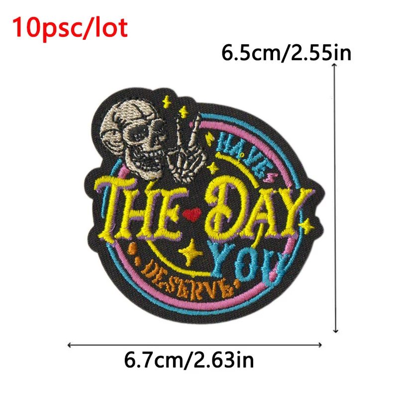 Primer plano de parche de calavera bordado