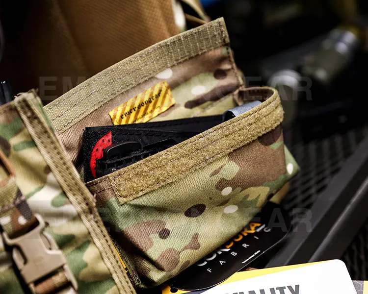 Bolsa Emersongear EM9333 en color negro con detalle del sistema MOLLE