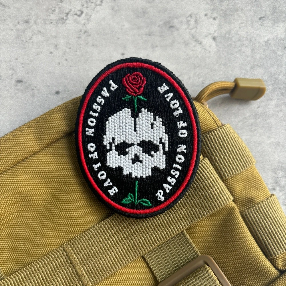 Parche con estética de insignia militar