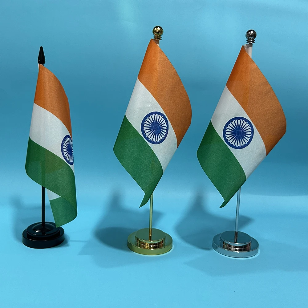 Bandera de India de escritorio sobre soporte