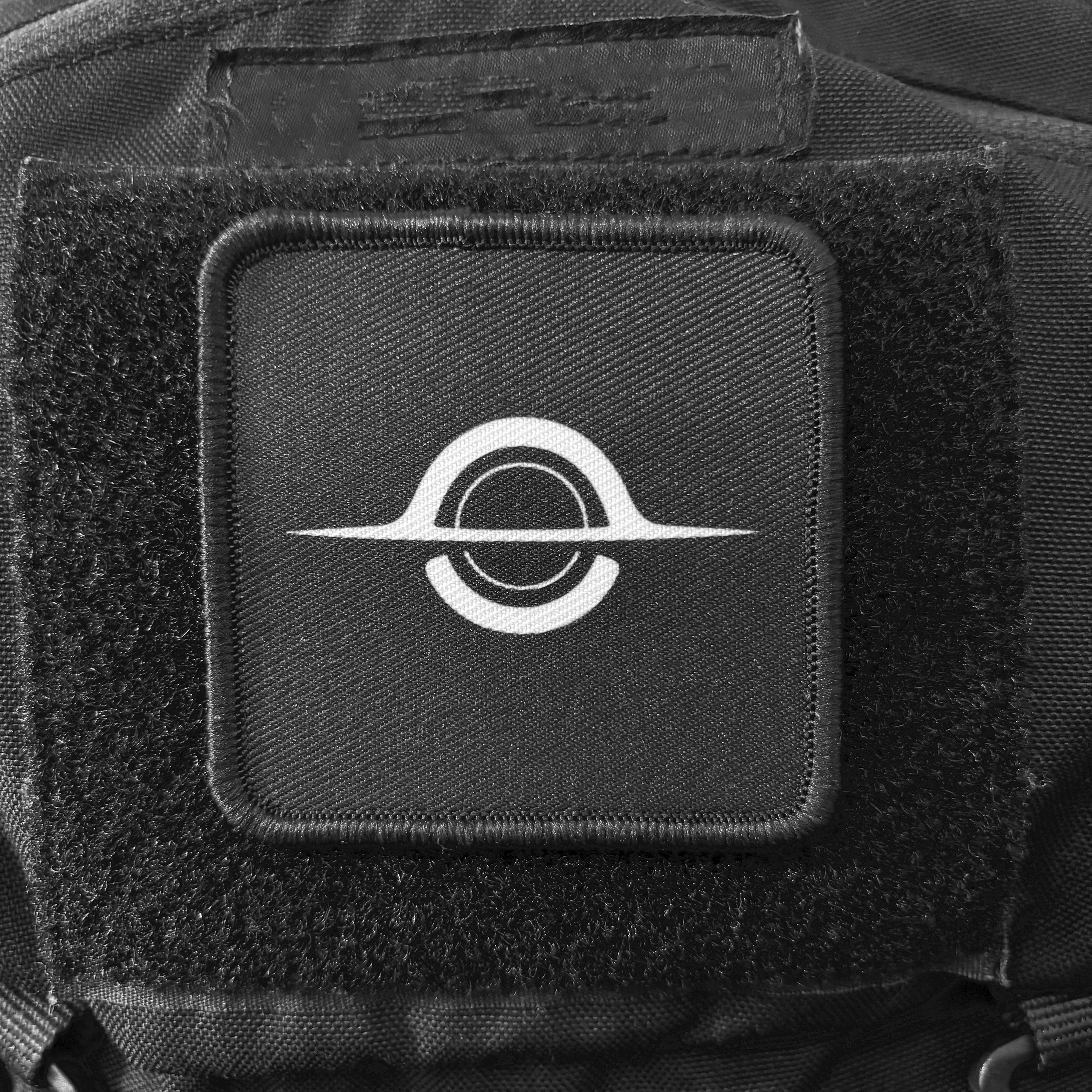 Parche de velcro diseño agujero negro minimalista para mochila - imagen 4