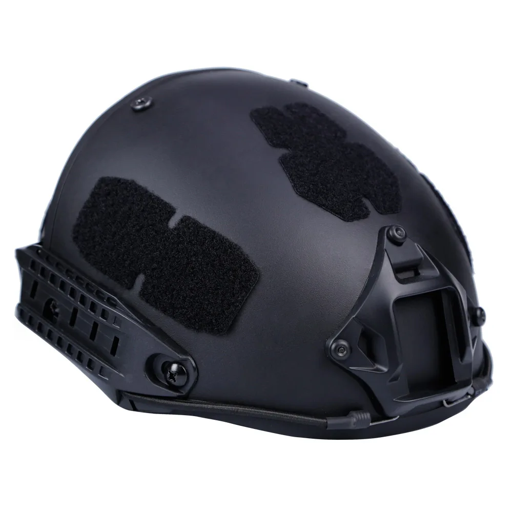 Casco táctico AF colocado sobre superficie de exhibición
