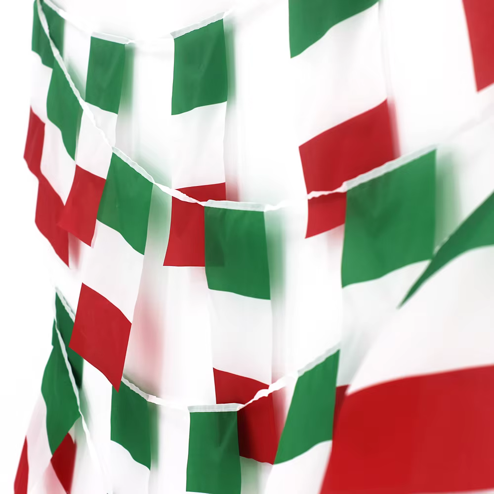 Banderín italiano pequeño ondeando en exterior