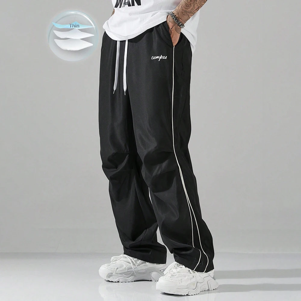 Vista lateral de pantalón deportivo de hombre