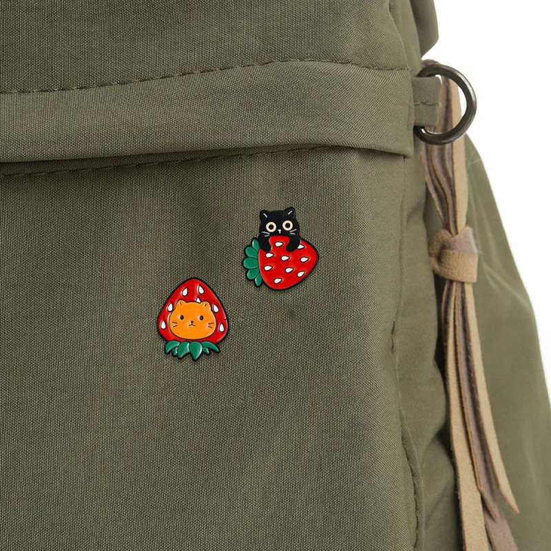 Broche esmaltado de gato negro con fresa – Alfiler de solapa infantil - imagen 4