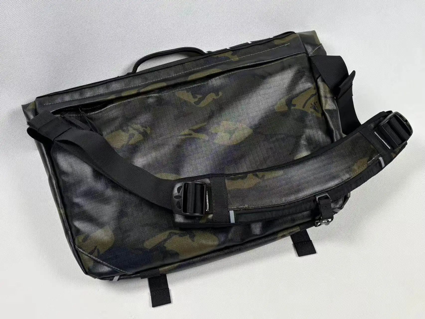Vista del bolso de hombro impermeable estilo diagonal 12L