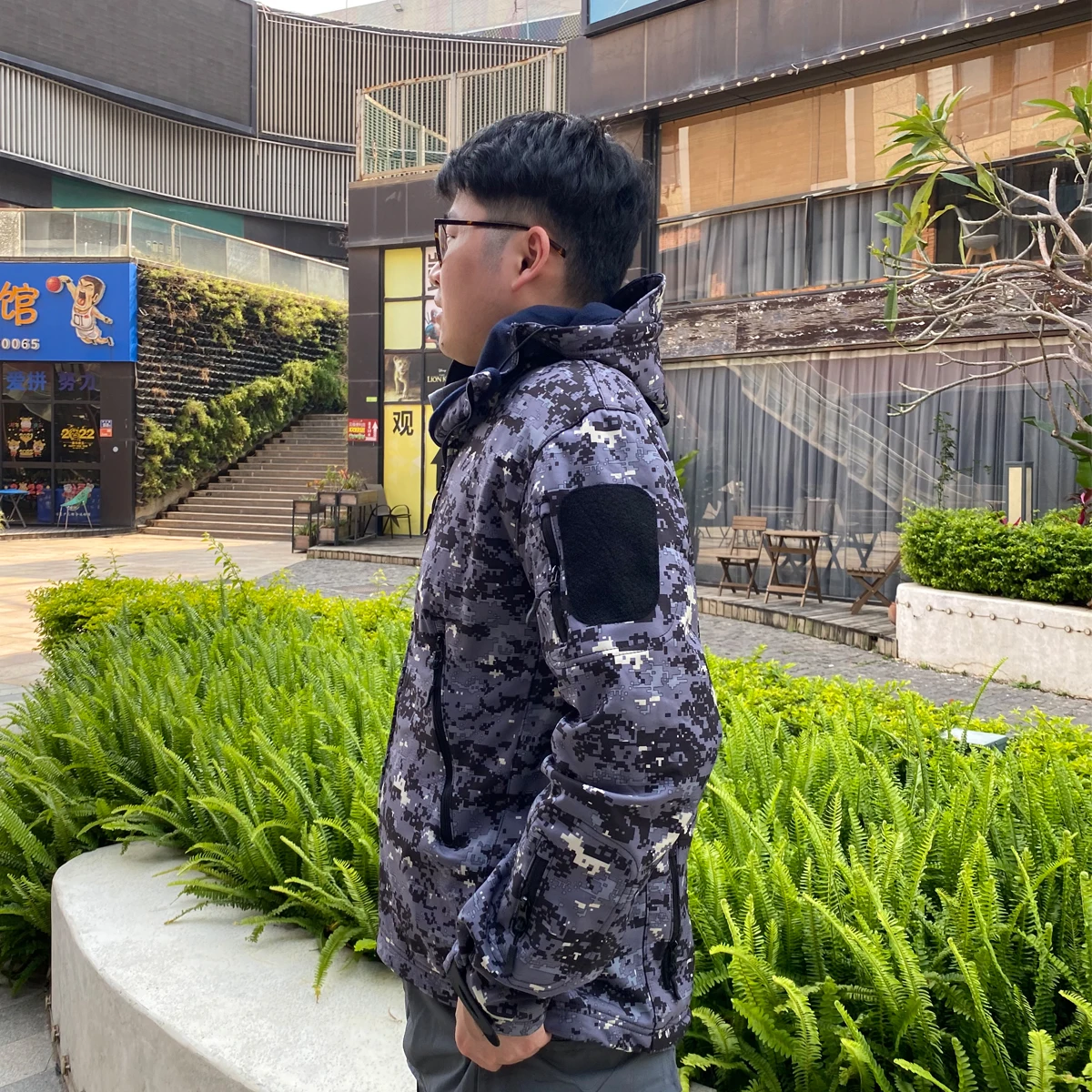 Botones y cierre de la chaqueta táctica de camuflaje