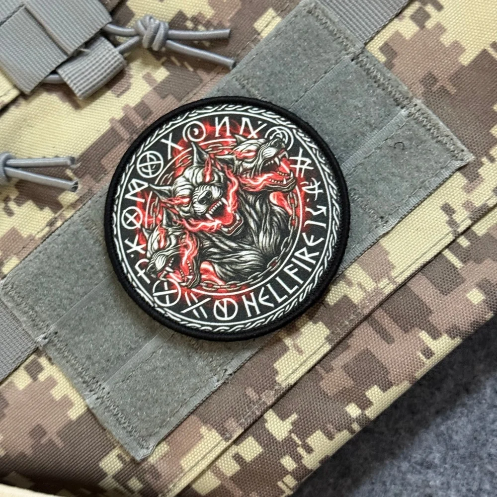 Parche Táctico Hellhound Runas Nórdicas con Velcro – Morale Tres Cabezas - imagen 5