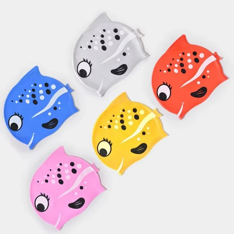 Gorro de silicona con diseño de peces animados visto de frente