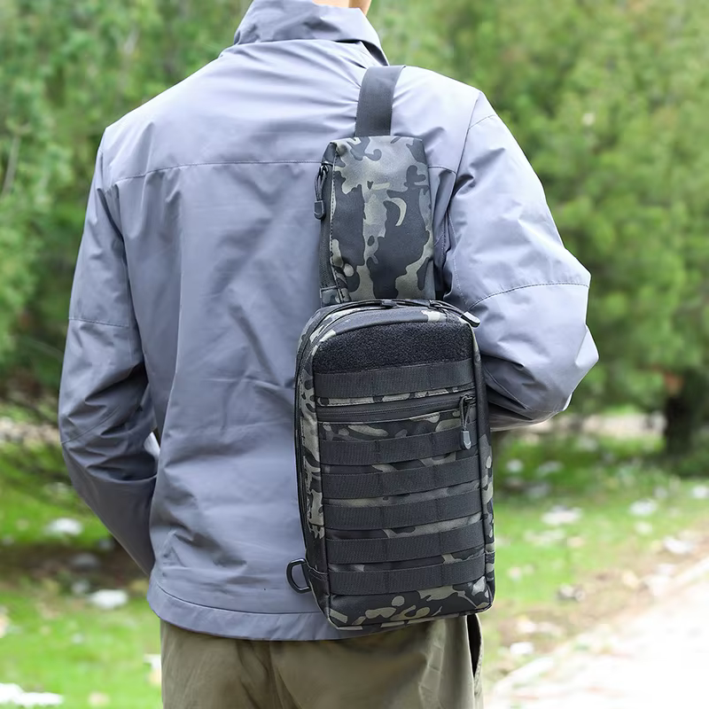 Bolsa de pecho scione en uso durante actividad outdoor
