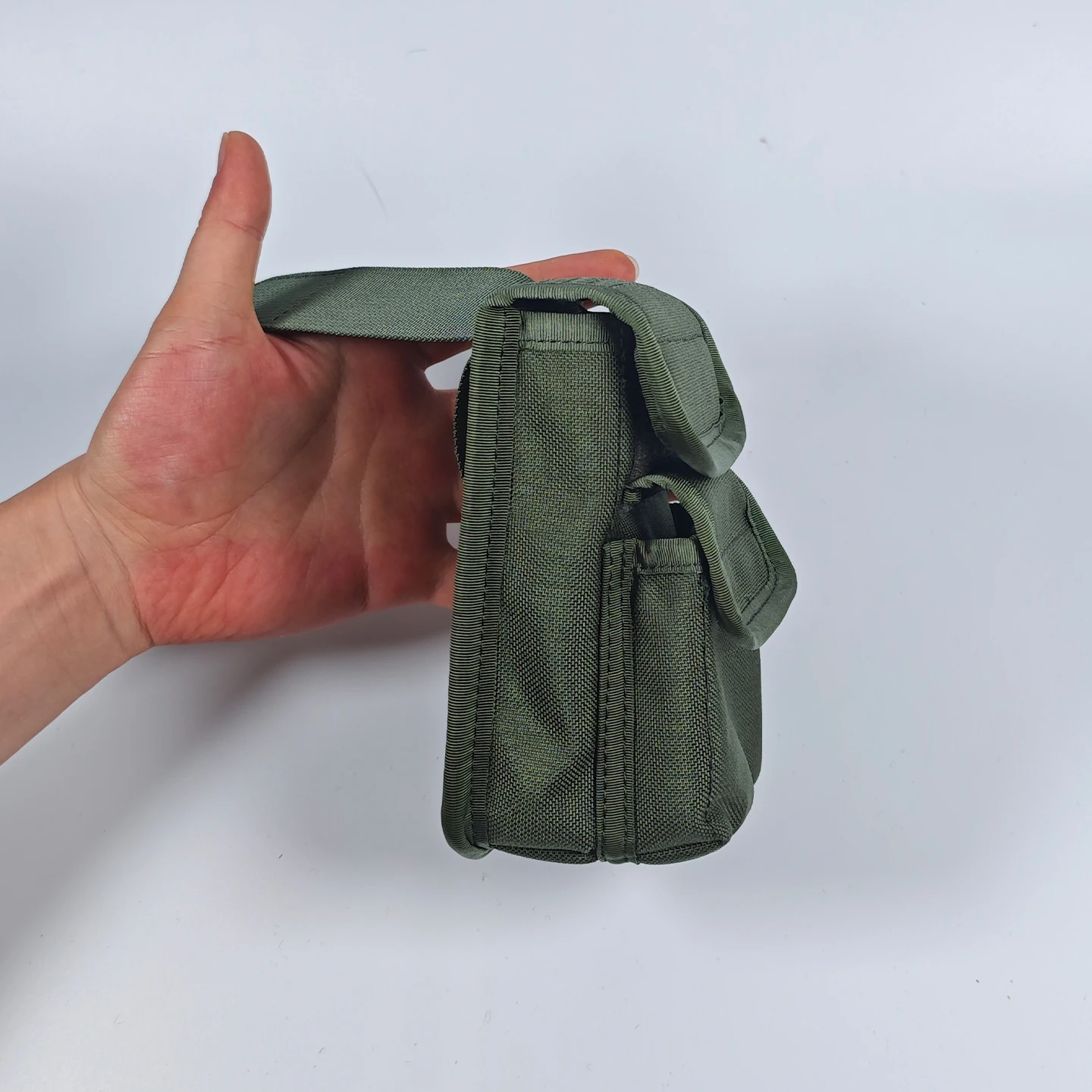 Bolsa táctica compacta con diseño verde