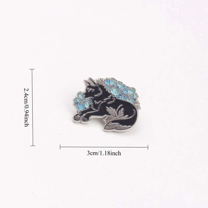 Broche de lobo con flores azules, estilo fantasía y naturaleza