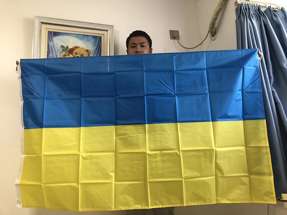 Bandera de Ucrania 90x150 cm colgando al aire libre