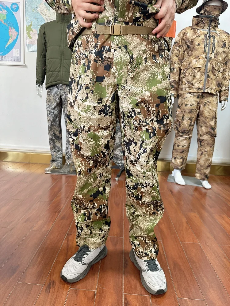 Vista del pantalón camuflado en exterior